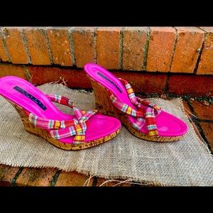 Size 8.5M pink plaid wedge sandal